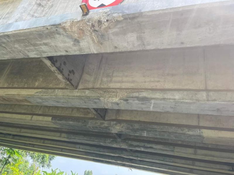 Vĩnh Phúc: Nguy hiểm rình rập khi gầm cầu cao tốc bị hư hại