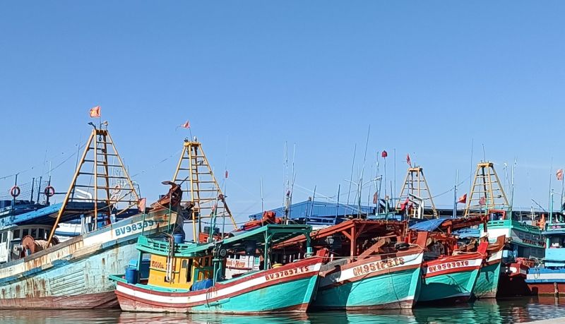 Bộ trưởng Bộ NN&PTNT vừa có công điện khẩn yêu cầu Chủ tịch UBND các tỉnh, thành phố ven biển khẩn trương thực hiện các biện pháp mạnh chống khai thác hải sản bất hợp pháp, không báo cáo và không theo quy định (chống khai thác IUU), chuẩn bị làm việc với đoàn Thanh tra của Ủy ban Châu Âu (EC)