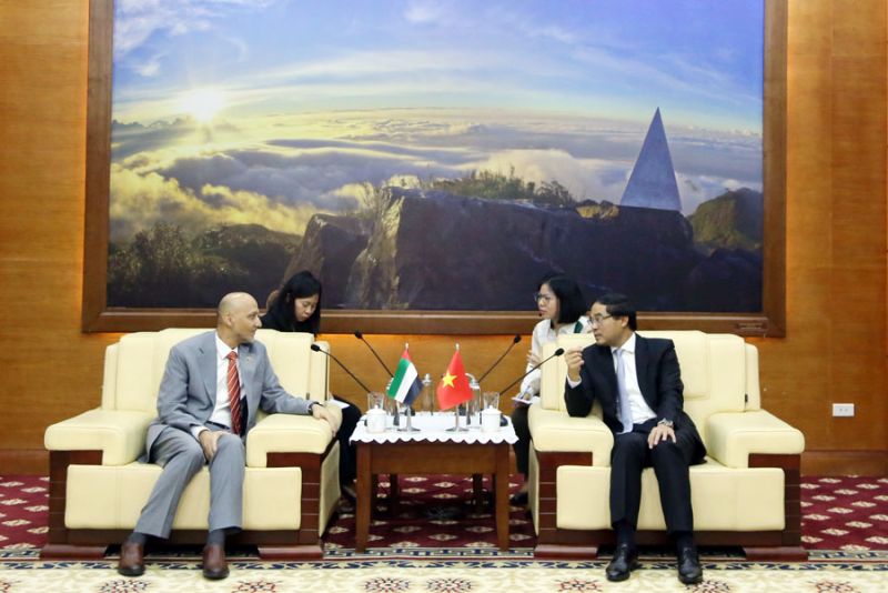Chủ tỉnh UBND tỉnh Trịnh Xuân Trường và ông Bader Almatrooshi, Đại sứ Các tiểu vương quốc Ả rập thống nhất (UAE) tại Việt Nam trao đổi một số nội dung hợp tác mà 2 bên cùng quan tâm
