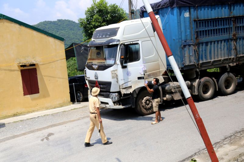 Lực lượng CSGT Công an TP Hạ Long kiểm soát ô tô tải trên Quốc lộ 279, đoạn qua địa phận xã Tân Dân, TP Hạ Long.