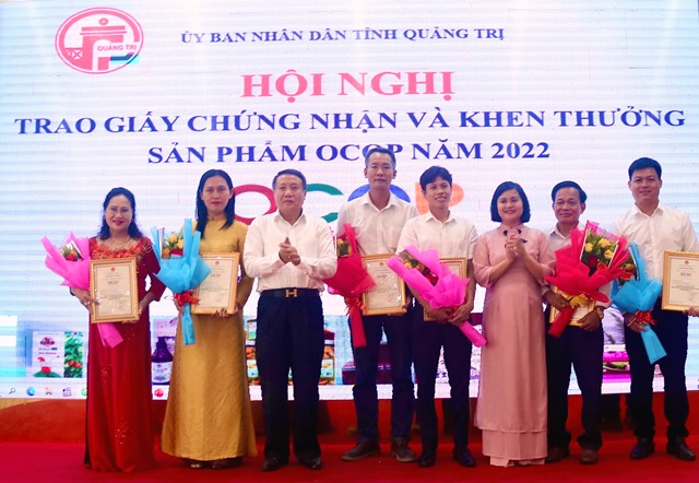 Phó Chủ tịch Thường trực UBND tỉnh Quảng Trị Hà Sỹ Đồng trao giấy chứng nhận cho các chủ thể có sản phẩm được công nhận sản phẩm thương hiệu OCOP 4 sao năm 2022