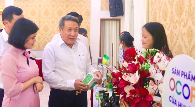 Phó Chủ tịch Thường trực UBND tỉnh Quảng Trị Hà Sỹ Đồng thăm các gian hàng trưng bày, quảng bá sản phẩm thương hiệu OCOP vừa được công nhận