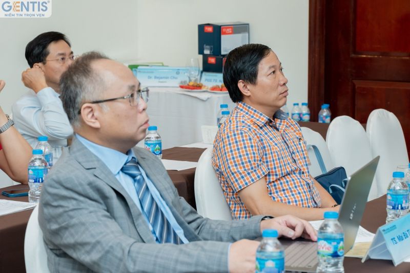 PGS. TS Nguyễn Quang (Chủ tịch Hội Y học giới tính) và TS. Mai Bá Tiến Dũng (Trưởng khoa Nam học - BV Bình Dân TPHCM)
