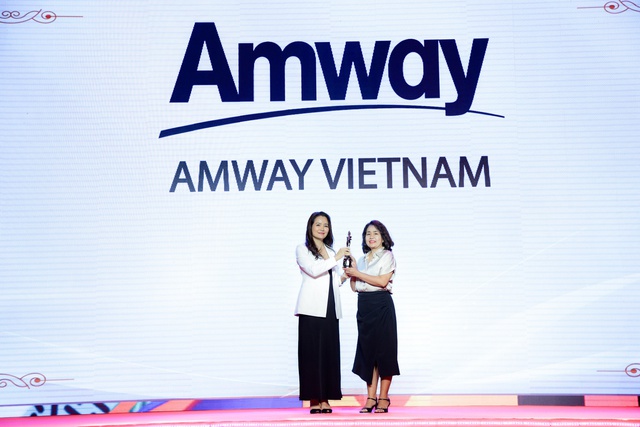 Bà Phan Nguyên Nhật Thảo, Giám đốc Nhân sự Amway tiểu vùng Việt Nam-Indonesia-Philippines tại lễ trao giải