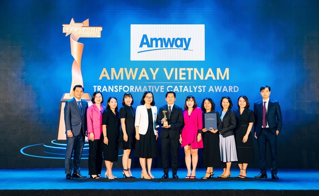 Ban Giám đốc Amway Việt Nam được vinh danh giải thưởng Đội ngũ lãnh đạo đột phá, do Anphabe Việt Nam bình chọn