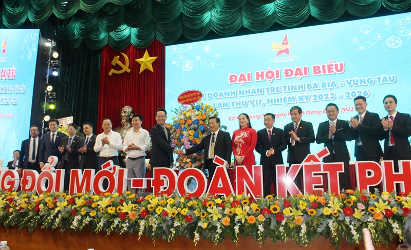Ông Đặng Hồng Anh, Chủ tịch Hội Doanh nhân trẻ Việt Nam (trái) tặng hoa, chúc mừng Đại hội
