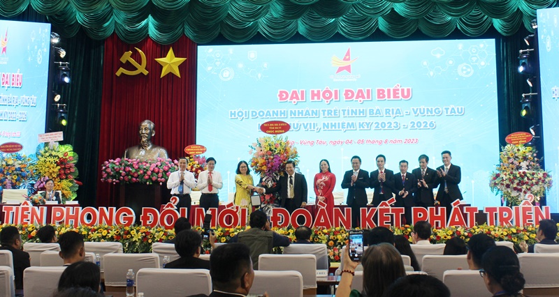 Bà Nguyễn Thị Yến, Phó Bí thư thường trực Tỉnh ủy Bà Rịa – Vũng Tàu tặng hoa chúc mừng Hội DN trẻ tỉnh