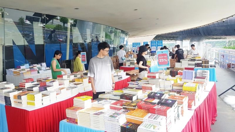 Hội sách Quảng Ninh 2023 thu hút nhiều độc giả đến tham quan.