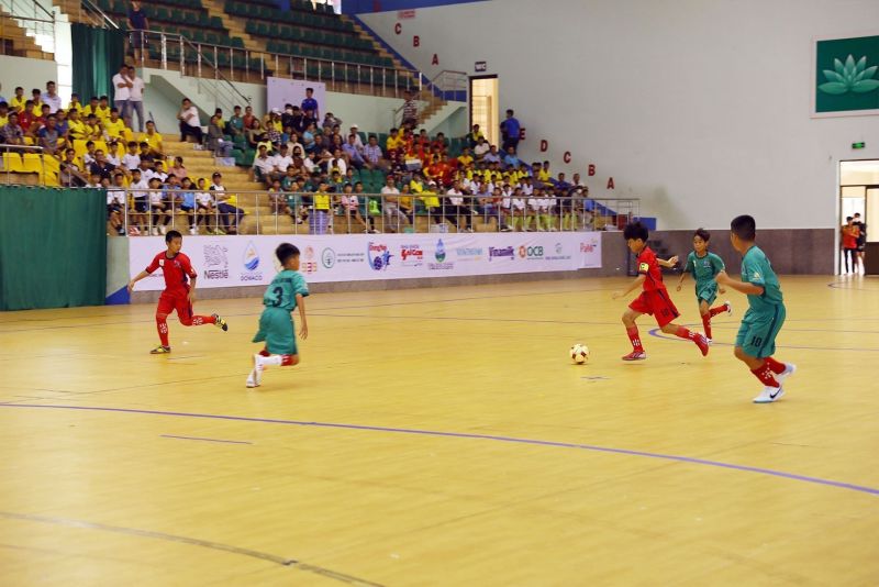 Trận đấu giữa đội U.11 Long Khánh và đội đương kim vô địch U.11 Biên Hòa diễn ra ngay sau lễ khai mạc