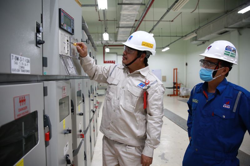 Kỹ sư BSR kiểm tra vận hành các thiết bị điện tại Nhà máy lọc dầu Dung Quất