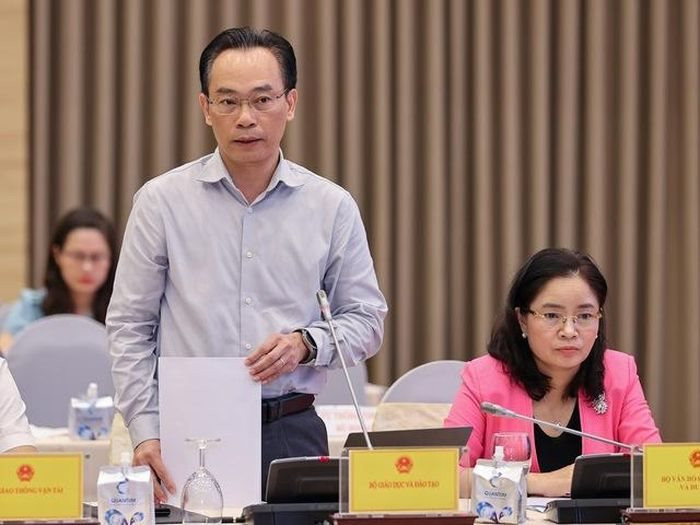 Thứ trưởng Bộ GD&ĐT Hoàng Minh Sơn cho biết, mục tiêu của Chính phủ là ổn định kinh tế vĩ mô, nên sẽ không tăng học phí để giảm gánh nặng cho người dân có con em đi học