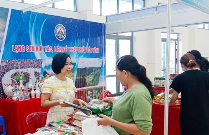 Khách tham quan, mua sắm tại gian hàng trưng bày của tỉnh Lạng Sơn