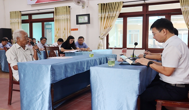 Chủ tịch UBND huyện Quảng Điền Nguyễn Đình Bách (Thừa Thiên Huế) tiếp công dân