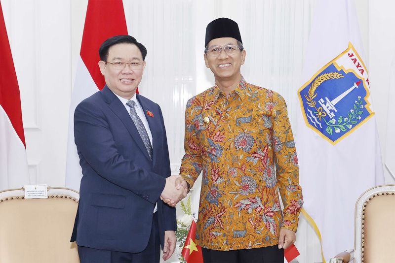 Chủ tịch Quốc hội Vương Đình Huệ tiếp Thống đốc Đặc khu Thủ đô Jakarta Heru Budi Hartono. Ảnh: Doãn Tấn