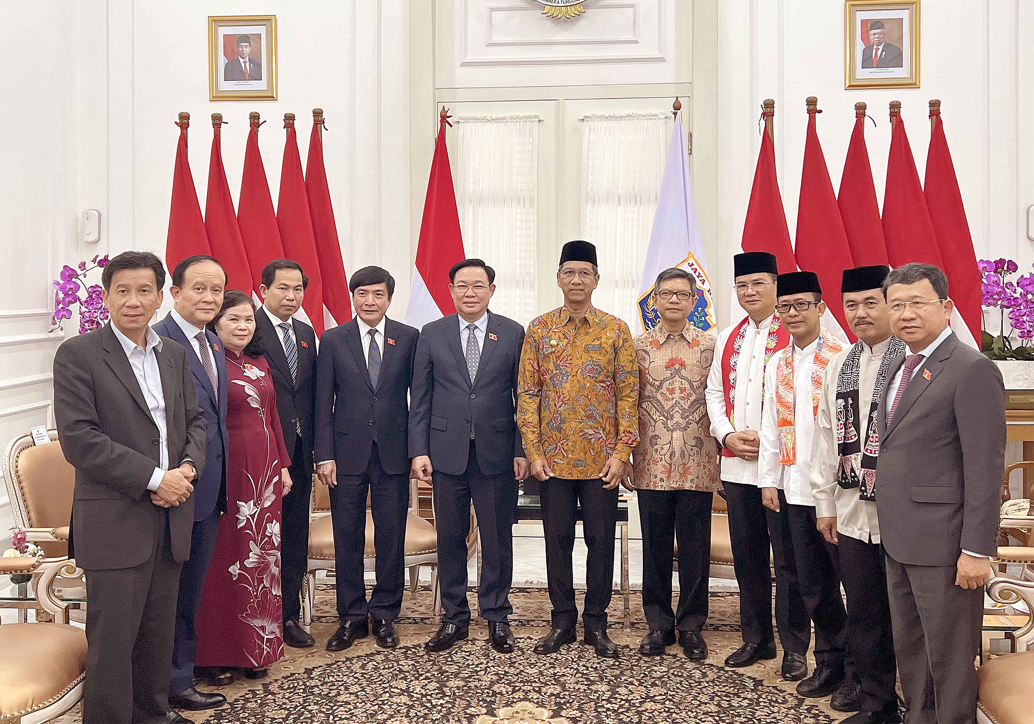 Chủ tịch Quốc hội Vương Đình Huệ và Thống đốc Đặc khu Thủ đô Jakarta Heru Budi Hartono chụp ảnh lưu niệm với các đại biểu. Ảnh: Doãn Tấn
