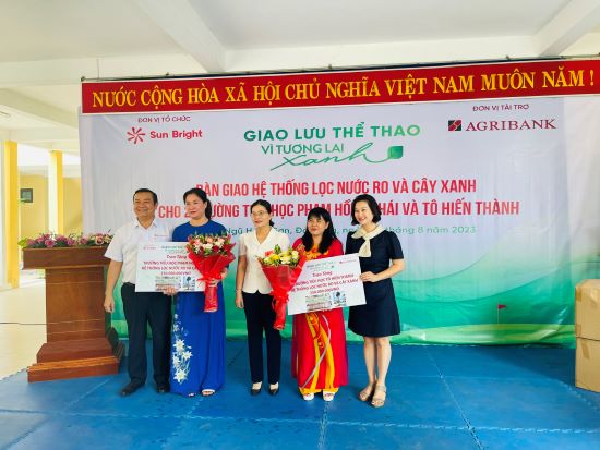 Đại diện Agribank và các nhà tài trợ trao tặng hệ thống lọc nước cho 2 trường ở thành phố Đà Nẵng