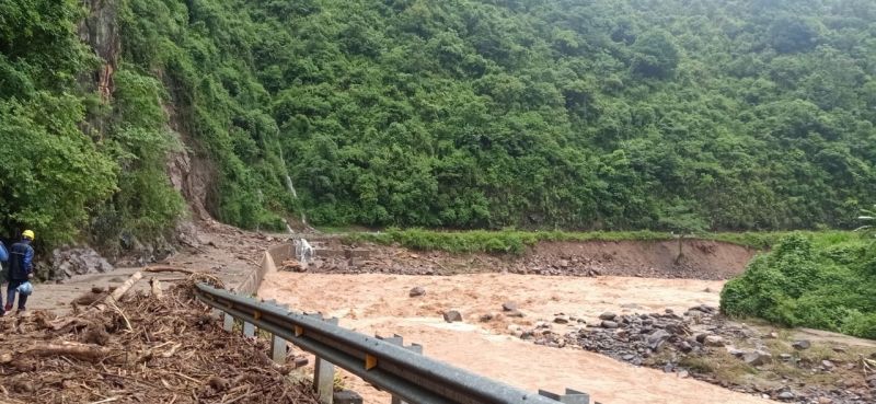 Ảnh 1: Đường vào Thủy Điện Hồ Bốn, huyện Mù Cang Chải, tỉnh Yên Bái giao thông tê liệt