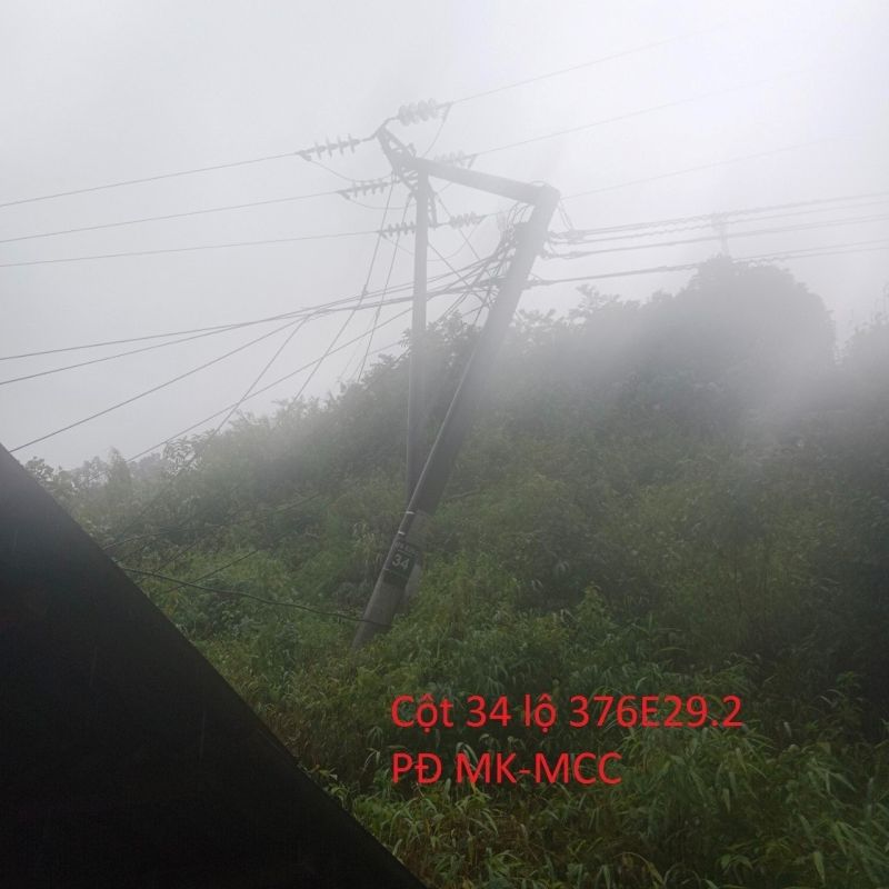 Ảnh 4: Nhiều khu vực hệ thống Lưới điện trung, hạ áp tại Yên Bái cũng bị  sự cố do các đợt mưa giông kéo dài