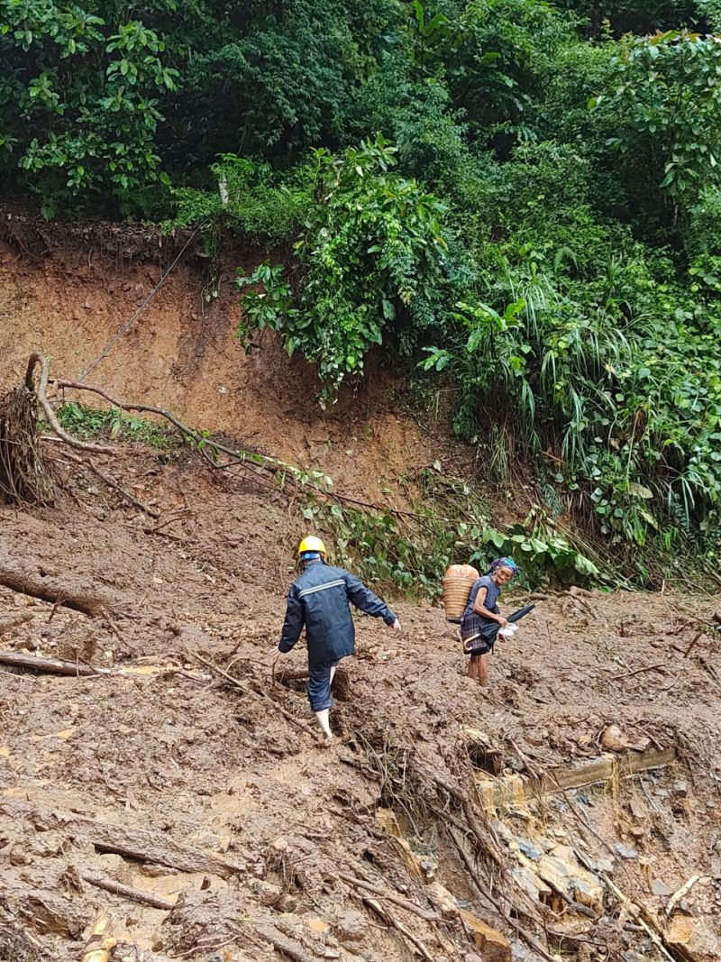 Ảnh 7a, 7b: Công nhân Điện lực tại Sơn La hỗ trợ người dân qua khu vực sạt lở