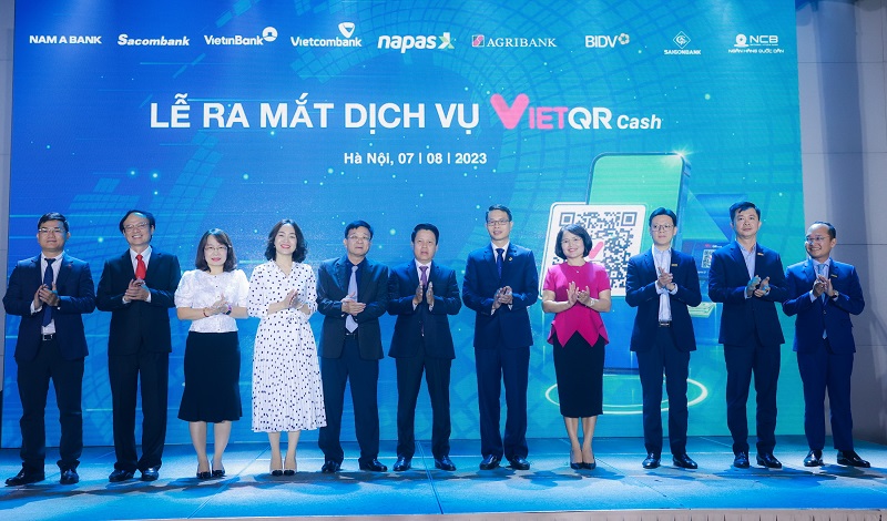 Ảnh 02: Lãnh đạo các đơn vị chúc mừng thành công Lễ ra mắt dịch vụ rút tiền VietQRCash