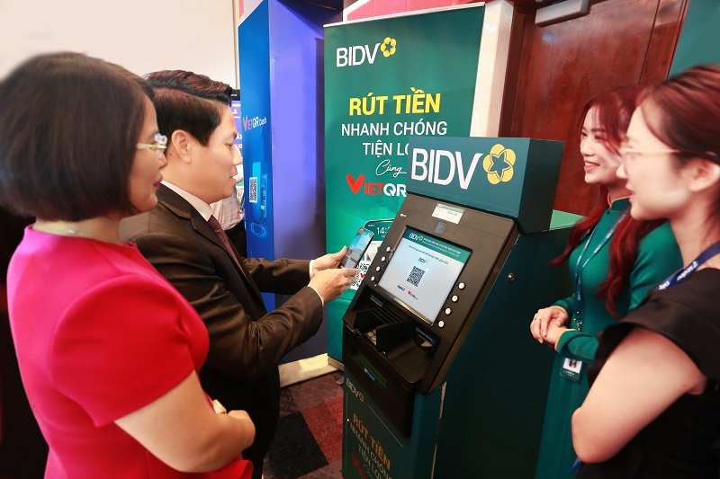 Ảnh 03: Phó Thống đốc NHNN Phạm Tiến Dũng trải nghiệm dịch vụ VietQRCash tại gian hàng BIDV