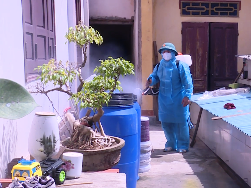 Phun hóa chất diệt muỗi truyền bệnh sốt xuất huyết ở thị xã Nghi Sơn.
