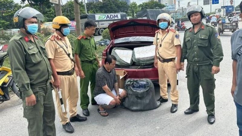 Đối tượng Võ Đức Quốc Trung bị bắt quả tang cùng tang vật.