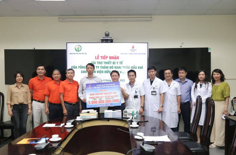 PVEP trao tặng biểu trưng tài trợ cho Bệnh viện Hữu nghị Việt Đức