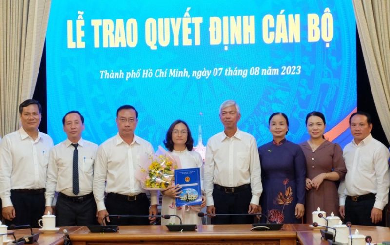 Phó Chủ tịch UBND TP.HCM Võ Văn Hoan trao quyết định nhân sự. Ảnh: HÀ THƯ