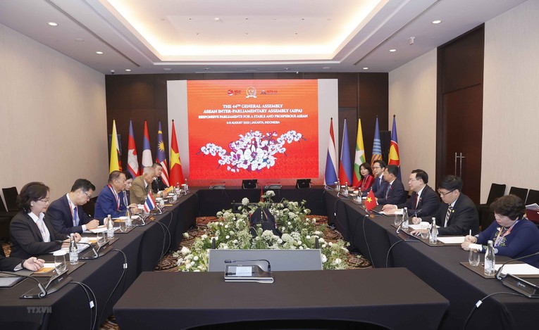 Chủ tịch Quốc hội Vương Đình Huệ đề nghị các cơ quan của hai nước tăng cường phối hợp, thúc đẩy triển khai sáng kiến “ba kết nối”. Ảnh: TTXVN
