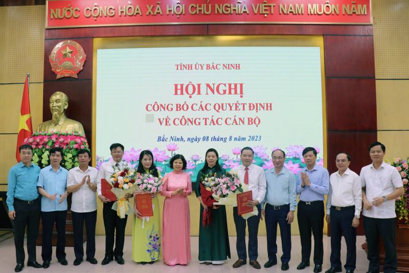 Lãnh đạo tỉnh Bắc Ninh trao Quyết định, tặng hoa chúc mừng các cán bộ được điều động, bổ nhiệm Lãnh đạo tỉnh Bắc Ninh trao Quyết định, tặng hoa chúc mừng các cán bộ được điều động, bổ nhiệm
