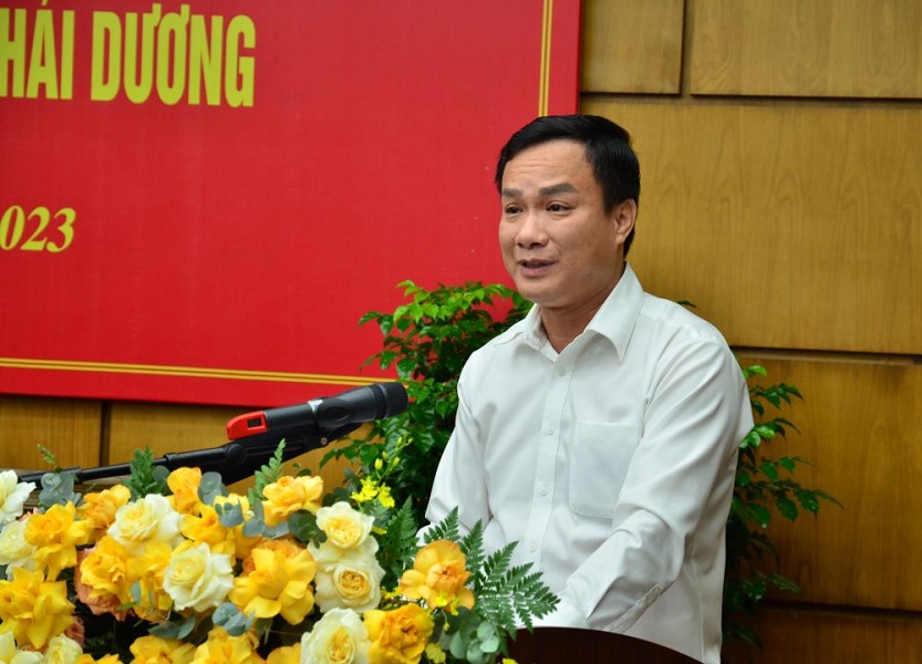 Ông Triệu Thế Hùng, Chủ tịch UBND tỉnh báo cáo đánh giá tình hình quán triệt, triển khai các chủ trương, Nghị quyết, Chỉ thị của Trung ương về công tác bảo đảm ANTT, xây dựng lực lượng CAND