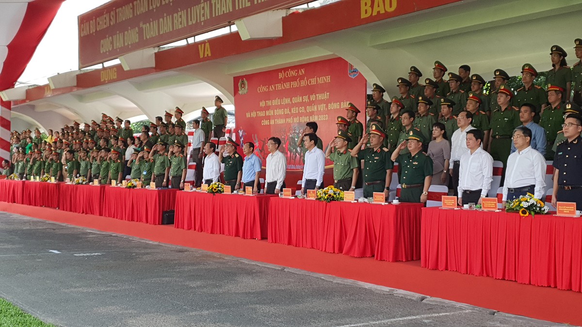 Chủ tịch UBND TPHCM Phan Văn Mãi cùng các đồng chí lãnh đạo dự hội thi điều lệnh, quân sự, võ thuật và hội thao Công an TPHCM mở rộng năm 2023 tại Trung tâm Thể thao Công an TPHCM