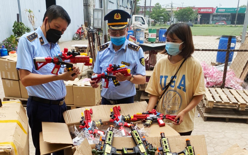 Lực lượng Quản lý thị trường Hà Nội kiểm tra mặt hàng đố f chơi trẻ em