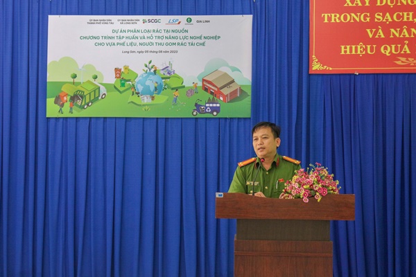 Trung tá Nguyễn Văn Xuân, Trưởng công an xã Long Sơn hướng dẫn về quy định Phòng cháy chữa cháy đối với các Vựa phế liệu