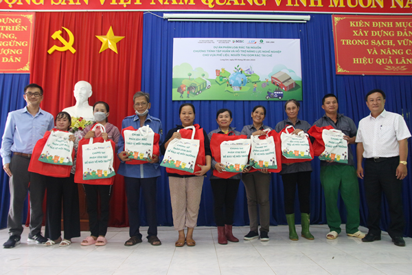 Đại diện UBND xã Long Sơn, Công ty TNHH Đại chúng Hoá dầu SCG (SCGC) và Công ty TNHH Hoá dầu Long Sơn (LSP) trao tặng bảo hộ lao động và quà cho người thu gom rác và vựa phế liệu