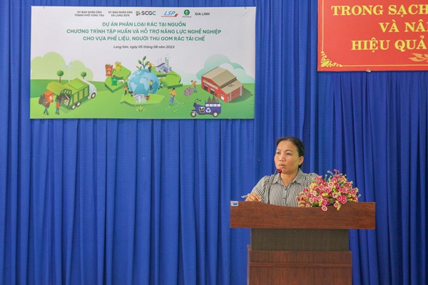 Bà Phan Thị Kim Thoa - Cán bộ UBND xã Long Sơn hướng dẫn về thủ tục kinh doanh hợp lệ đối với vựa phế liệu