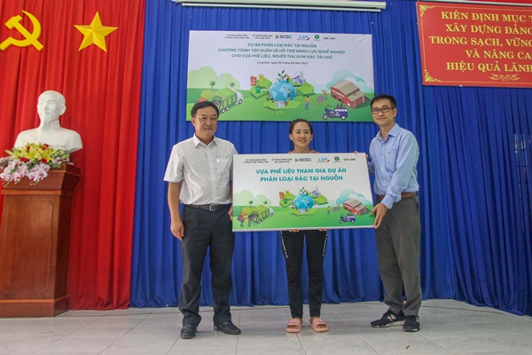 Đơn vị tổ chức trao biển hiệu “Vựa phế liệu tham gia dự án phân loại rác tại nguồn” cho cơ sở có giấy phép kinh doanh tại địa phương.