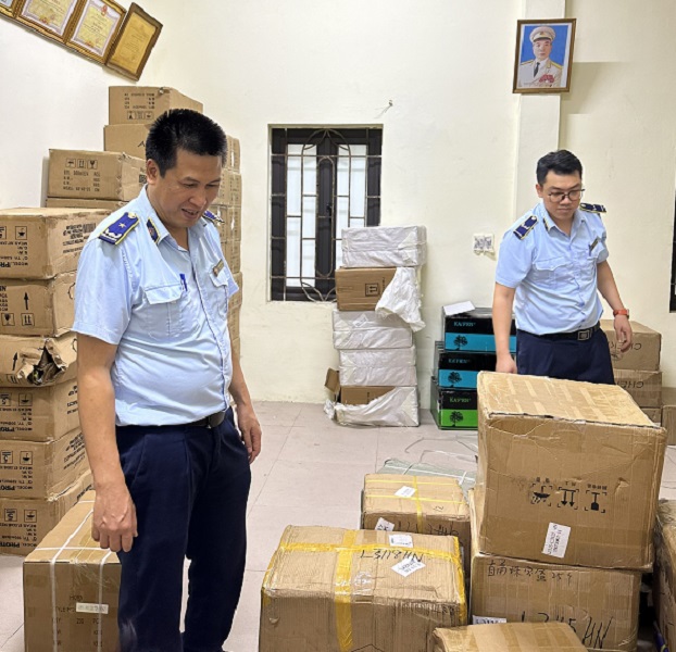 Phát hiện kho hàng mỹ phẩm, đồ gia dụng “khủng” nghi nhập lậu tại Hưng Yên