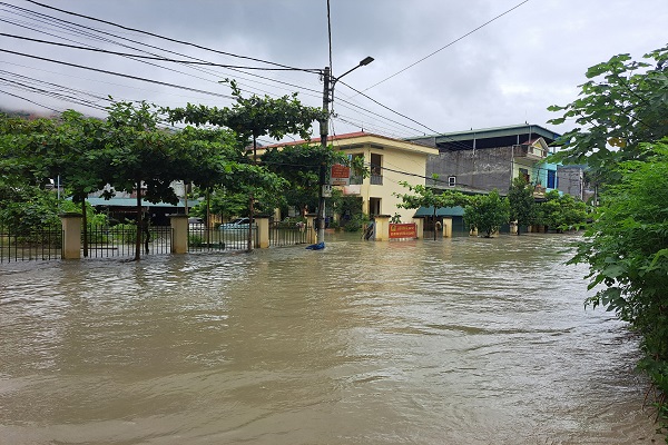 Hàng chục hộ dân thôn Phời 3, xã Tả Phời, TP Lào Cai bị ngập sâu trong nước sau sự cố vỡ cống xả tràn ở đập hồ thải.