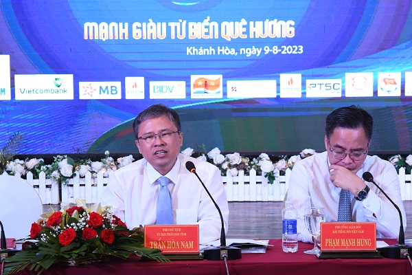 Ông Trần Hòa Nam, Phó Chủ tịch UBND tỉnh Khánh Hòa trả lời báo chí