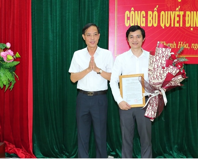 Phó Chủ tịch UBND tỉnh Đầu Thanh Tùng trao Quyết định của Chủ tịch UBND tỉnh bổ nhiệm Phó Giám đốc Sở Lao động - Thương binh và Xã hội.