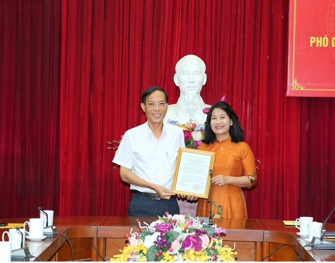 Phó Chủ tịch UBND tỉnh Đầu Thanh Tùng trao Quyết định của Chủ tịch UBND tỉnh bổ nhiệm Phó Giám đốc Sở Khoa học và Công nghệ.