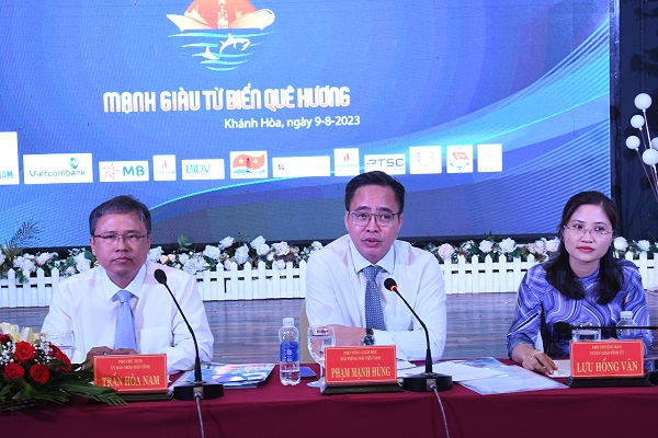 Ông Phạm Mạnh Hùng, Phó Tổng Giám đốc VOV trả lời các nhà báo