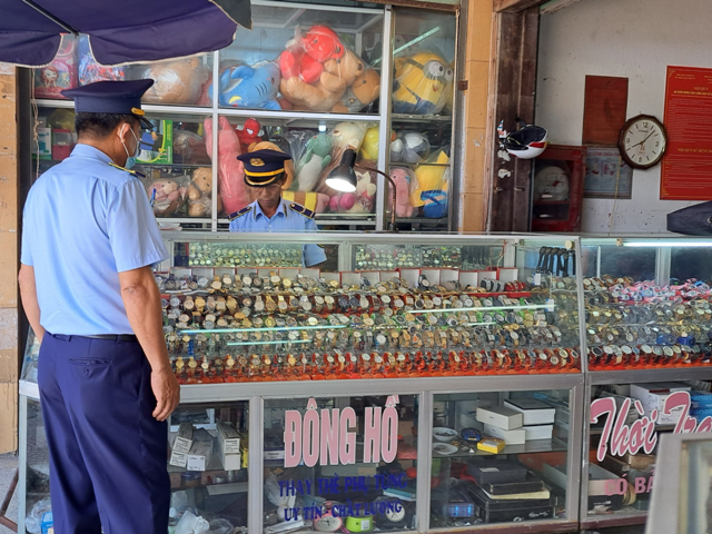 Lực lượng QLTT kiểm tra hàng hóa tại cơ sở kinh doanh đồng hồ của ông Lê Ngọc Hải