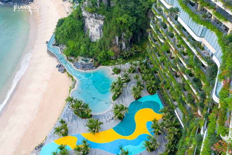 Quần thể nghỉ dưỡng Flamigo Cát Bà resort có đến 3 bể bơi lớn được thiết kế theo kiểu lộ thiên và vô cực. (Ảnh: PV)