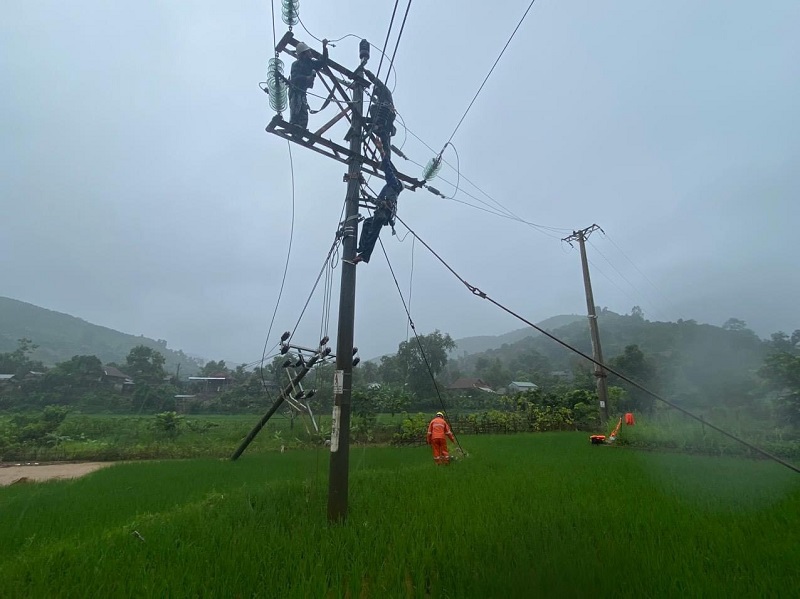 Công nhân Điện lực Sông Mã và Điện lực Sốp Cộp (Công ty Điện lực Sơn La) kiểm tra lưới điện sau mưa lũ để nhanh chóng xử lý sự cố, cấp điện trở lại cho khách hàng
