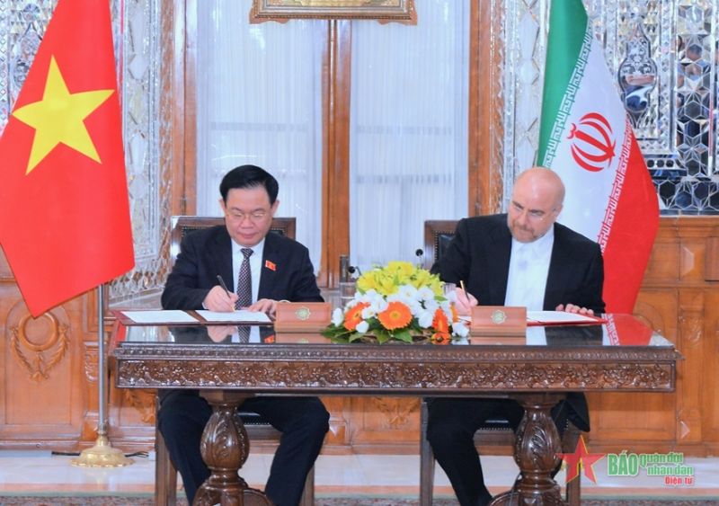 Chủ tịch Quốc hội Vương Đình Huệ và Chủ tịch Quốc hội Cộng hòa Hồi giáo Iran Mohammad Bagher Ghalibaf ký kết Thỏa thuận ghi nhớ hợp tác giữa hai Quốc hội.