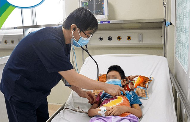 Bệnh nhi sốt xuất huyết điều trị tại BV Nhi Trung ương - Ảnh: VGP/Trần Việt