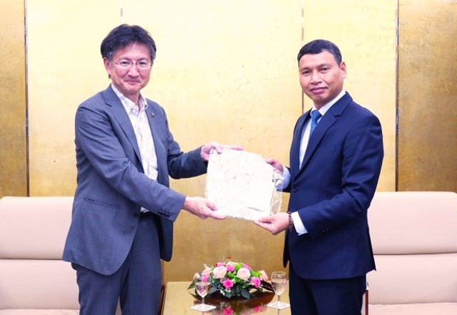 Thị trưởng thành phố Mitsuke (Nhật Bản) Inada Ryo tặng quà lưu niệm cho Phó Chủ tịch Thường trực UBND TP. Đà Nẵng Hồ Kỳ Minh